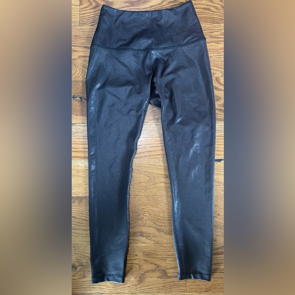 Beyond Yoga. Heather Rib Black Shine High Waisted Midi Legging. Black Shine. XS. - Picture 4 of 8